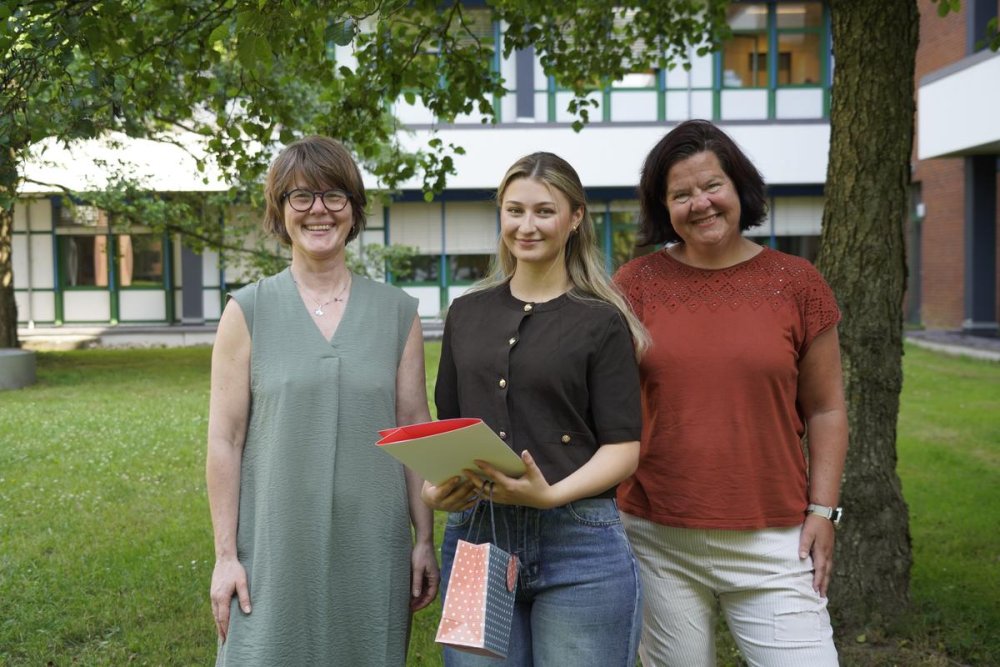 Drei Frauen in Reihe stehend 