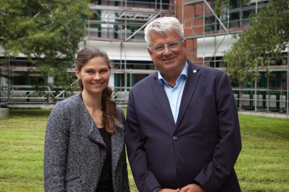 Ein Mann und eine Frau stehen nebeneiannder und schauen in die Kamwera