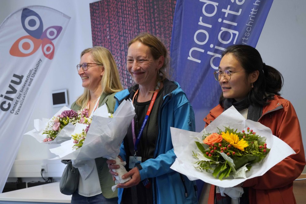 Drei Frauen mit Blumensträußen