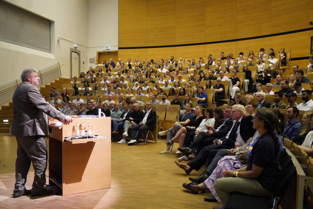 Freute sich über so viele Absolvent*innen und ihre Begleitungen: Hochschulpräsident Prof. Dr. Sven Tode begrüßte zur Graduierungsfeier im Audimax. – Foto: Charlie Puttrus 