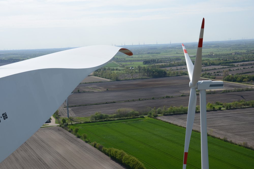 Blick von einem Windrad zum anderen