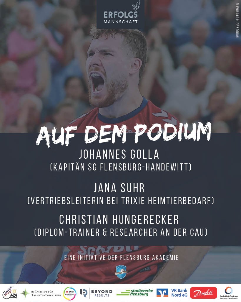 Foto eines jubelnden Handballspielers, dazu Text: Auf dem Podium: Johannes Golla (Kapitän SG Flensburg-Handewitt), Jana Suhr (Vertriebsleiterin bei Trixie Heimtierbedarf), Christian Hungerecker (Diplom-Trainer &amp; Researcher an der CAU). Eine Initiative der Flensburg Akademie.