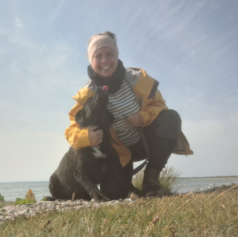 Portträt Silke Dibbern mit Hund