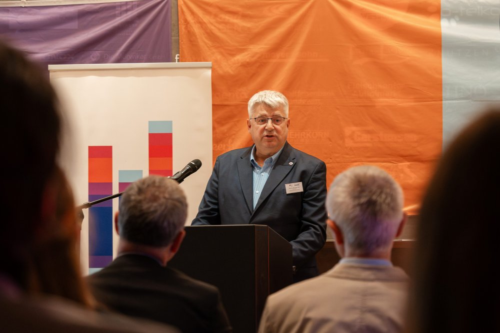 Ein Mann hält eine Rede