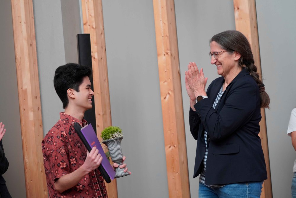 Applaus für Farrel Kevin Gardjito: Vizepräsidentin Brigitte Clausen freut sich mit dem DAAD-Preisträger über die Auszeichnung.