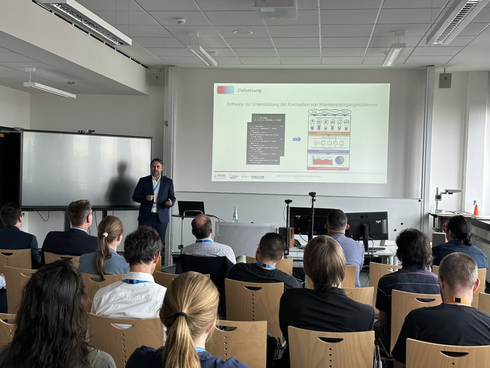 Ein Mensch steht vor einem Publikum und redet