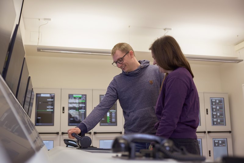 Zwei Menschen an einer Aparatuir