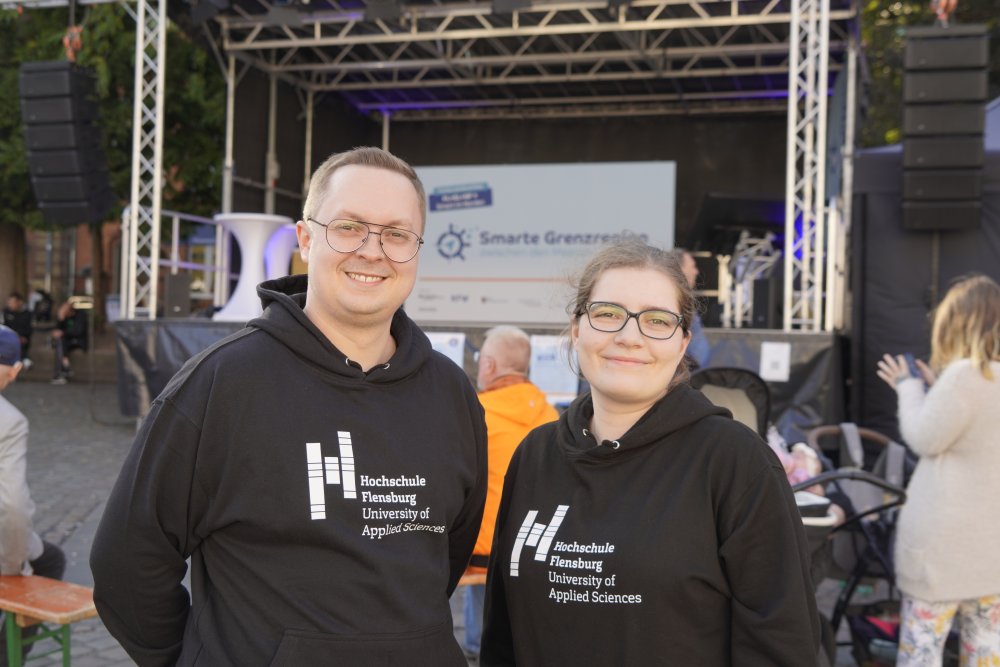 Eine Frau und ein mann schauen in die Kamera