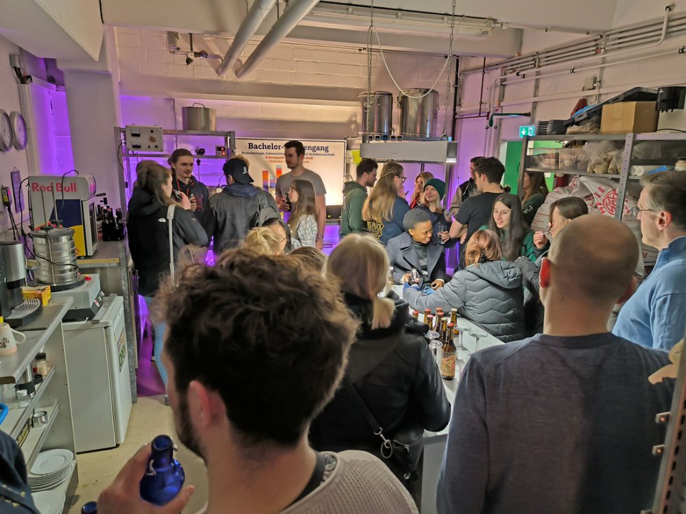 Gute Gespräche bei der Pizza Alumni