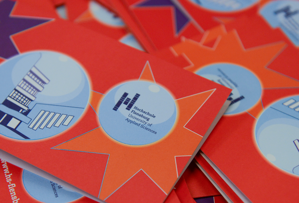 Nahaufnahme eines Stapels Weihnachtskarten mit dem Logo der Hochschule Flensburg