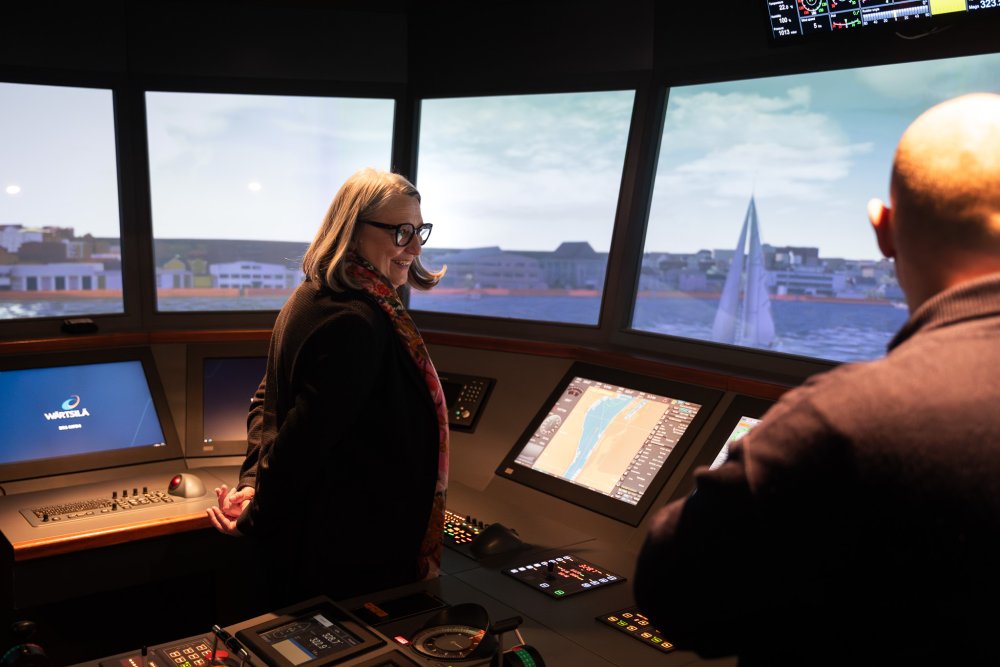 Eine Frau am Steuer eines Schiffsführngssimulators