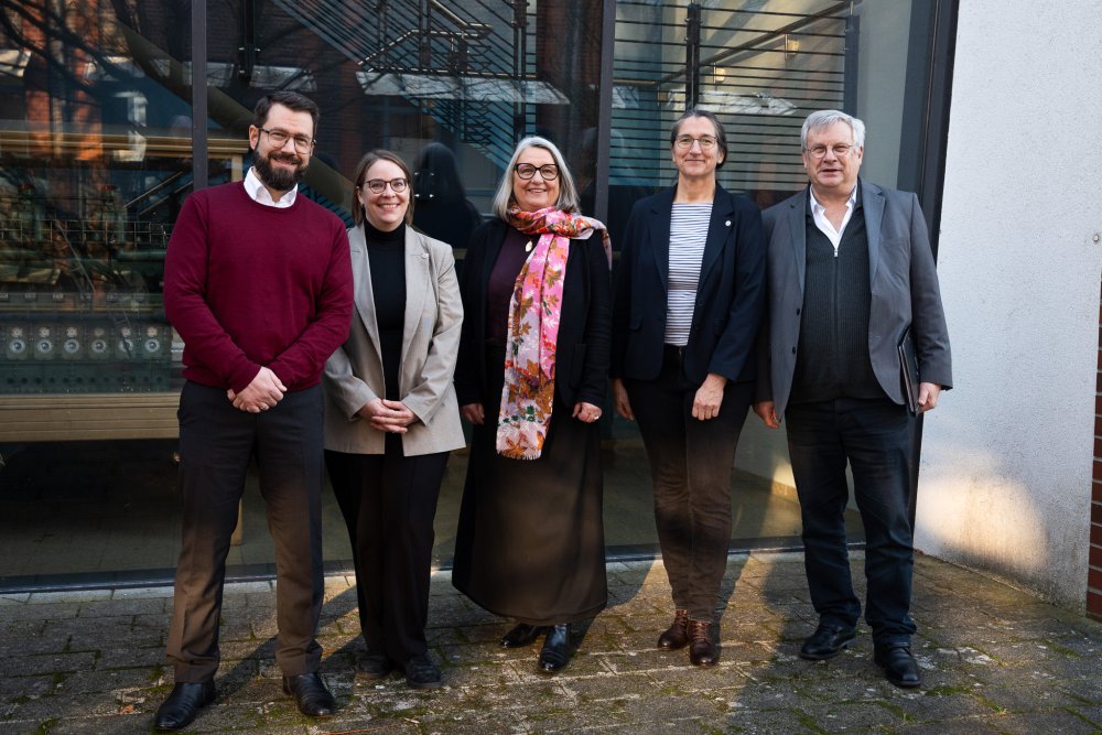 Gruppenfoto mit zwei Männern und drei Frauen