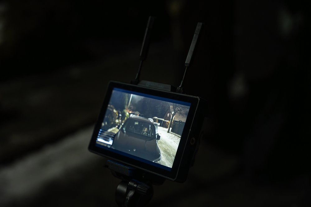 Nahaufnahme eines Kamerabildschirms, auf dem ein Auto zu sehen ist.