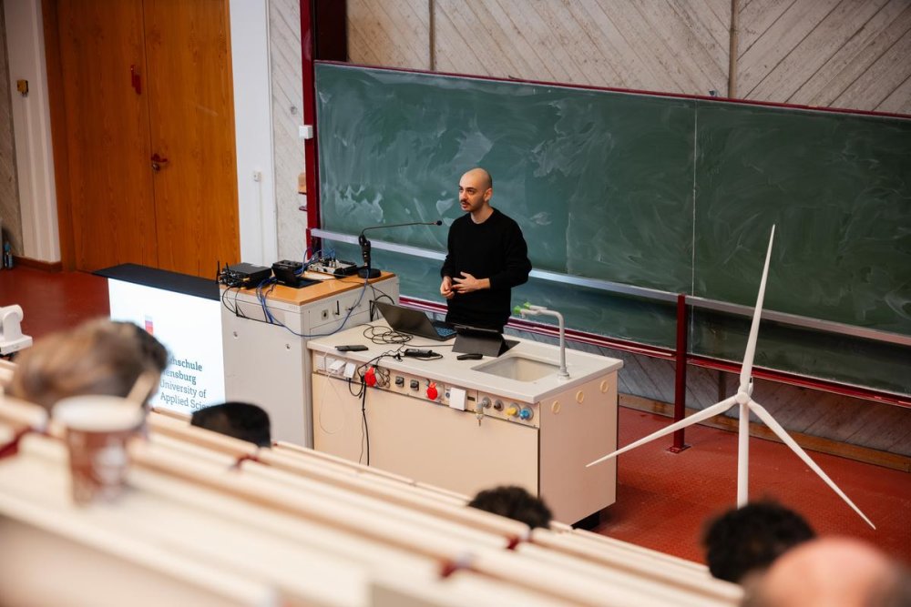 Ein Mann im Vorlesungssaal
