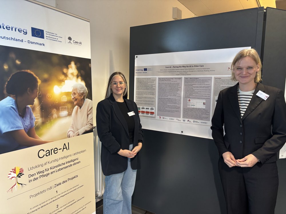 Zwei Frauen stehen vor Roll-ups, auf einem steht Care-AI