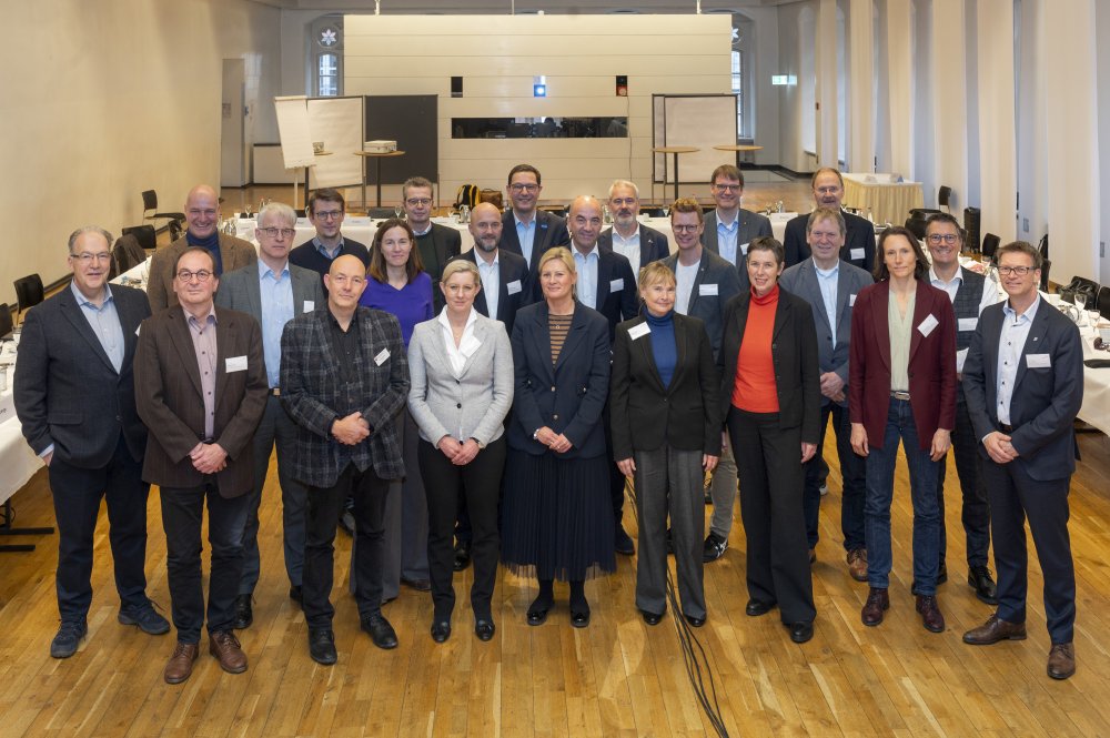 Gruppenbild mit sehr vielen Menschen