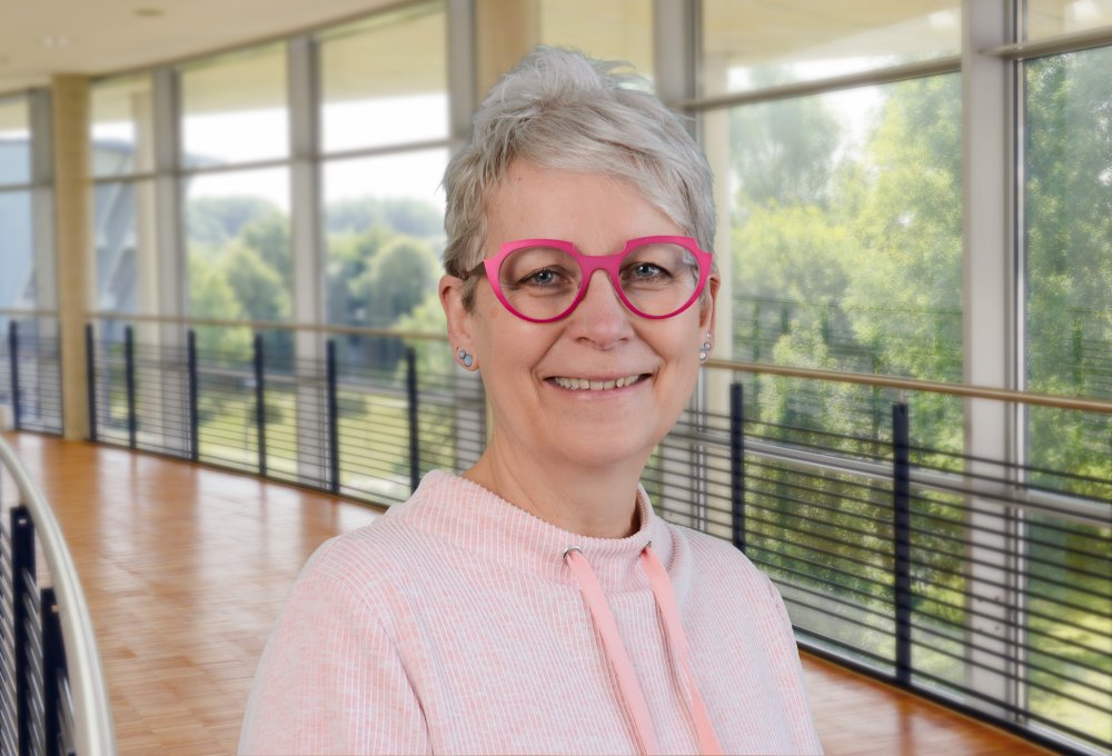 Ein Porträtbild einer Frau mit roter Brille