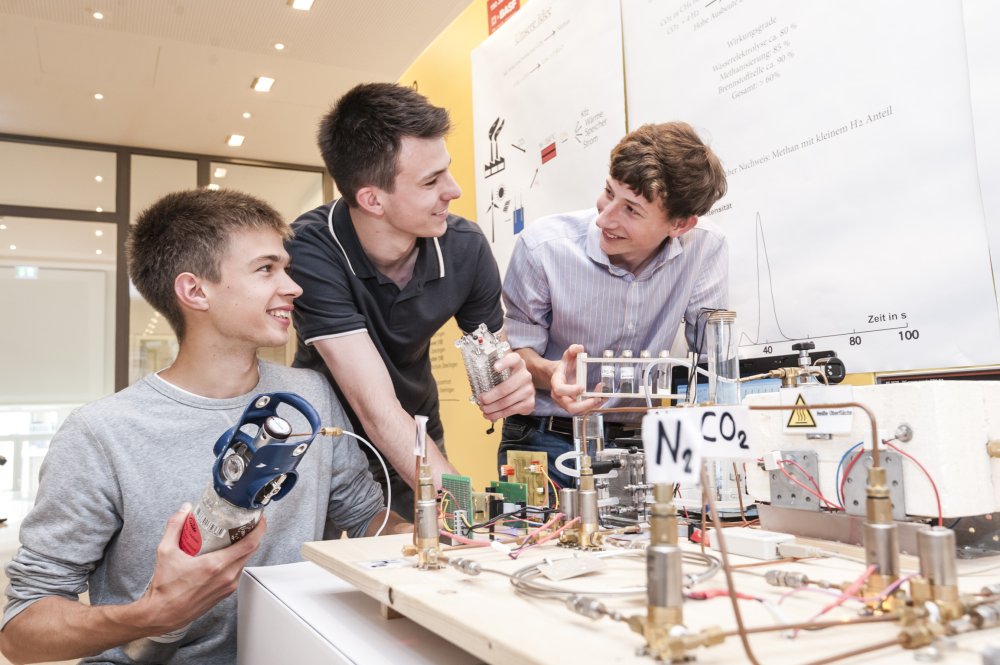 Drei Jugendliche unterhalten sich