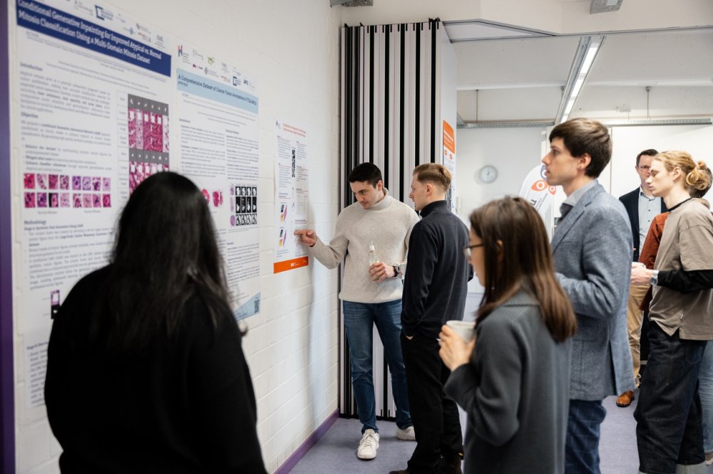 Menschen vor einer Posterausstellung 
