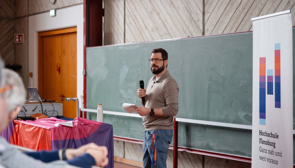 Niklas Klein begrüßte die neuen Erstsemesterstudierenden an der Hochschule Flensburg. 