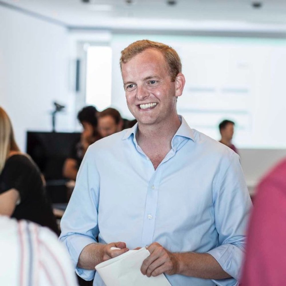 Ein lachender mann in weißem Hemd