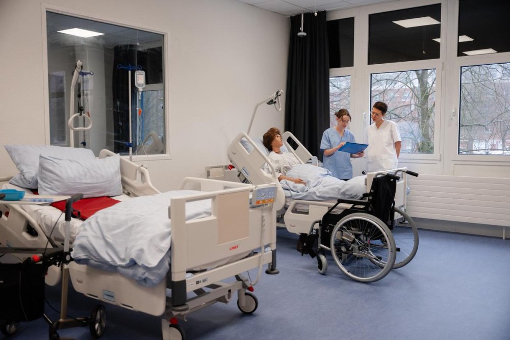 Mit dem neuen HealthLab stärkt die Hochschule Flensburg die praxisnahe und wissenschaftlich fundierte Ausbildung im Pflegestudiengang. In realitätsnahen Simulationen trainieren Studierende komplexe Versorgungssituationen, bevor sie Verantwortung in der Praxis übernehmen. Wie es im HealthLab aussieht und was dort in Zukunft passiert, erklären wir hier. 