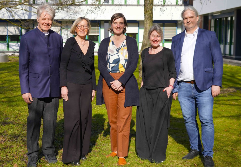 Gruppenbild mit drei Frauen und drei Männern auf einer Wiese