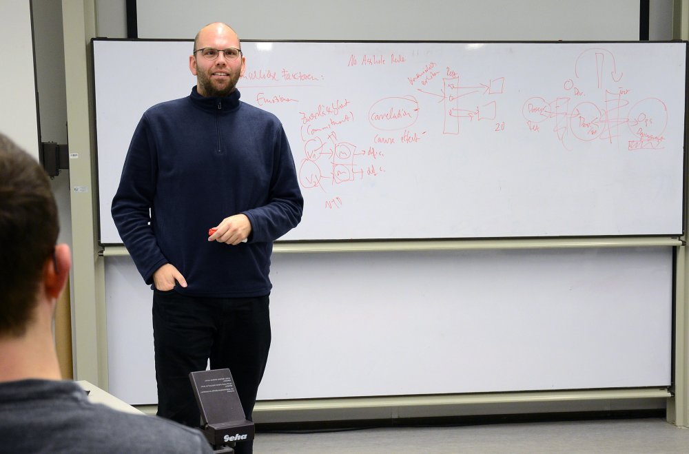 Ein Mann vor einer weißen Tafel