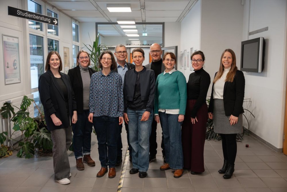 Gruppenbild mit vielen menschen