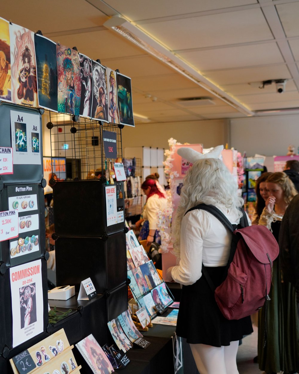 Messestand mit bunten Zeichnungen.