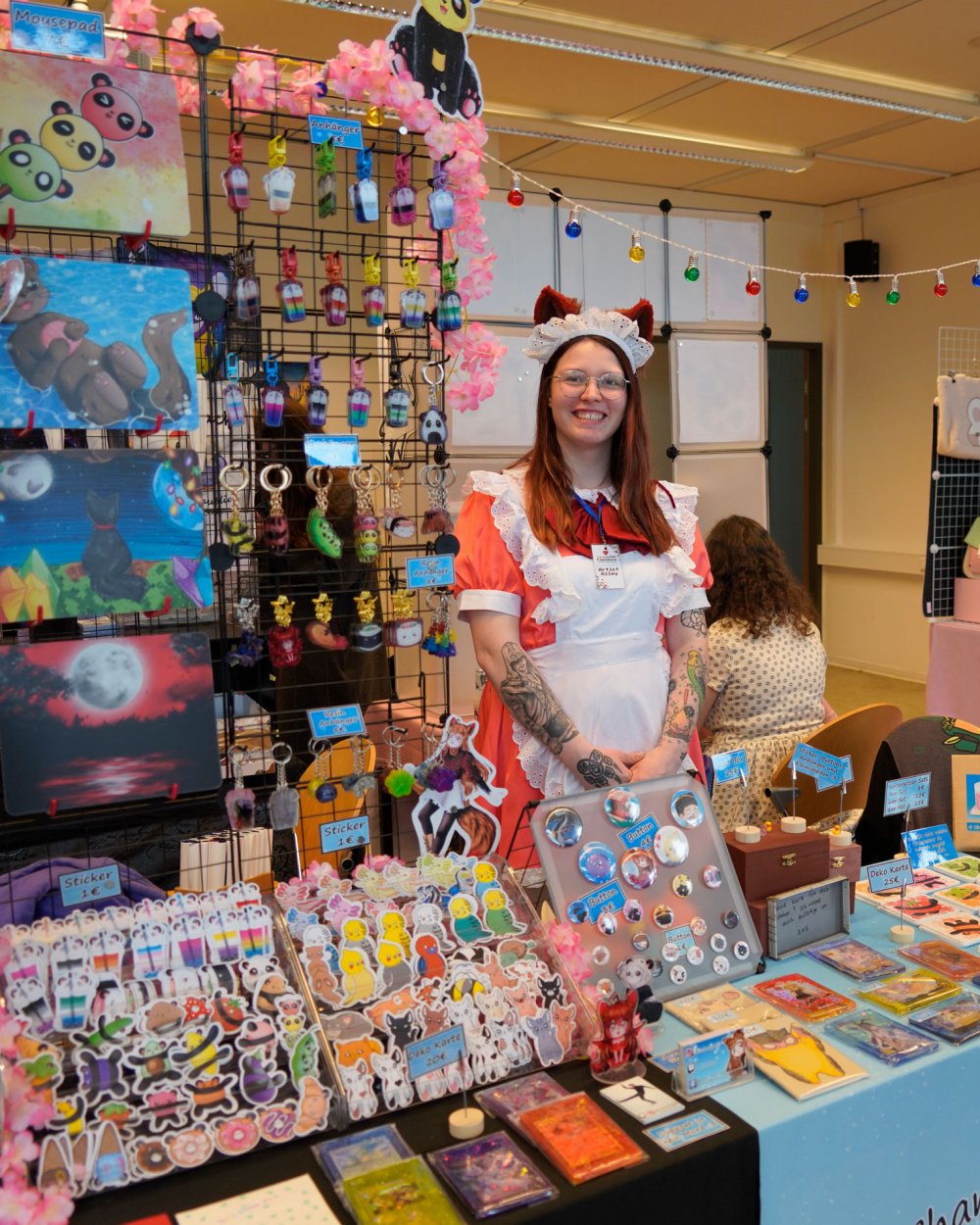 Bunter Messestand mit Kunst und Mangas.