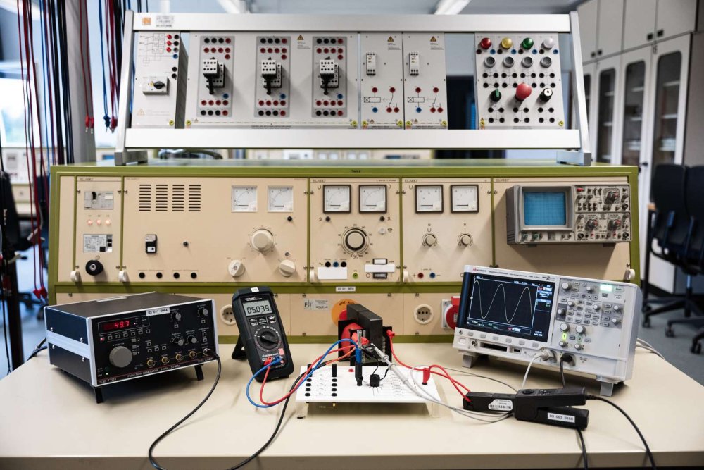 Totale eines Arbeitsplatzes im Elektrotechnik-Labor.