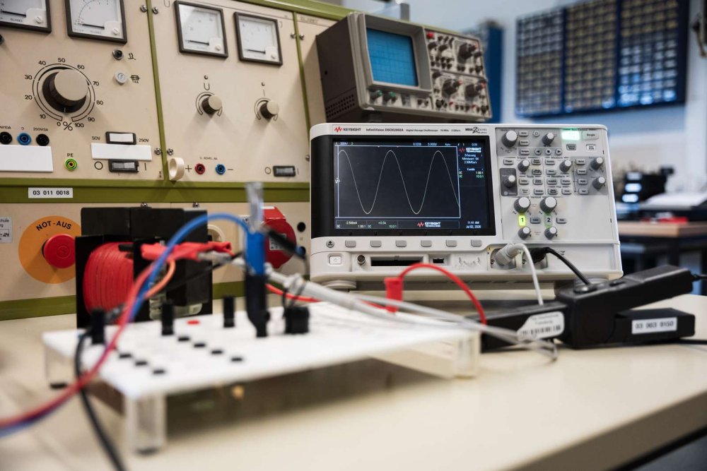 Nahaufnahme eines Arbeitsplatzes im Elektrotechnik-Labor.