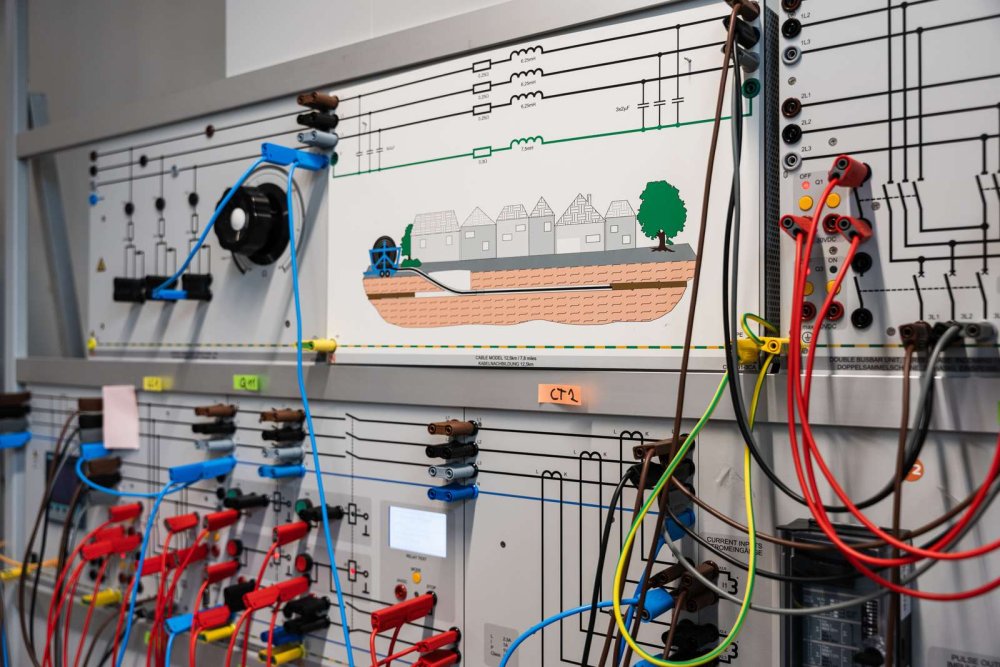 Elektrische Schaltwand mit Grafik eines Wohngebiets.