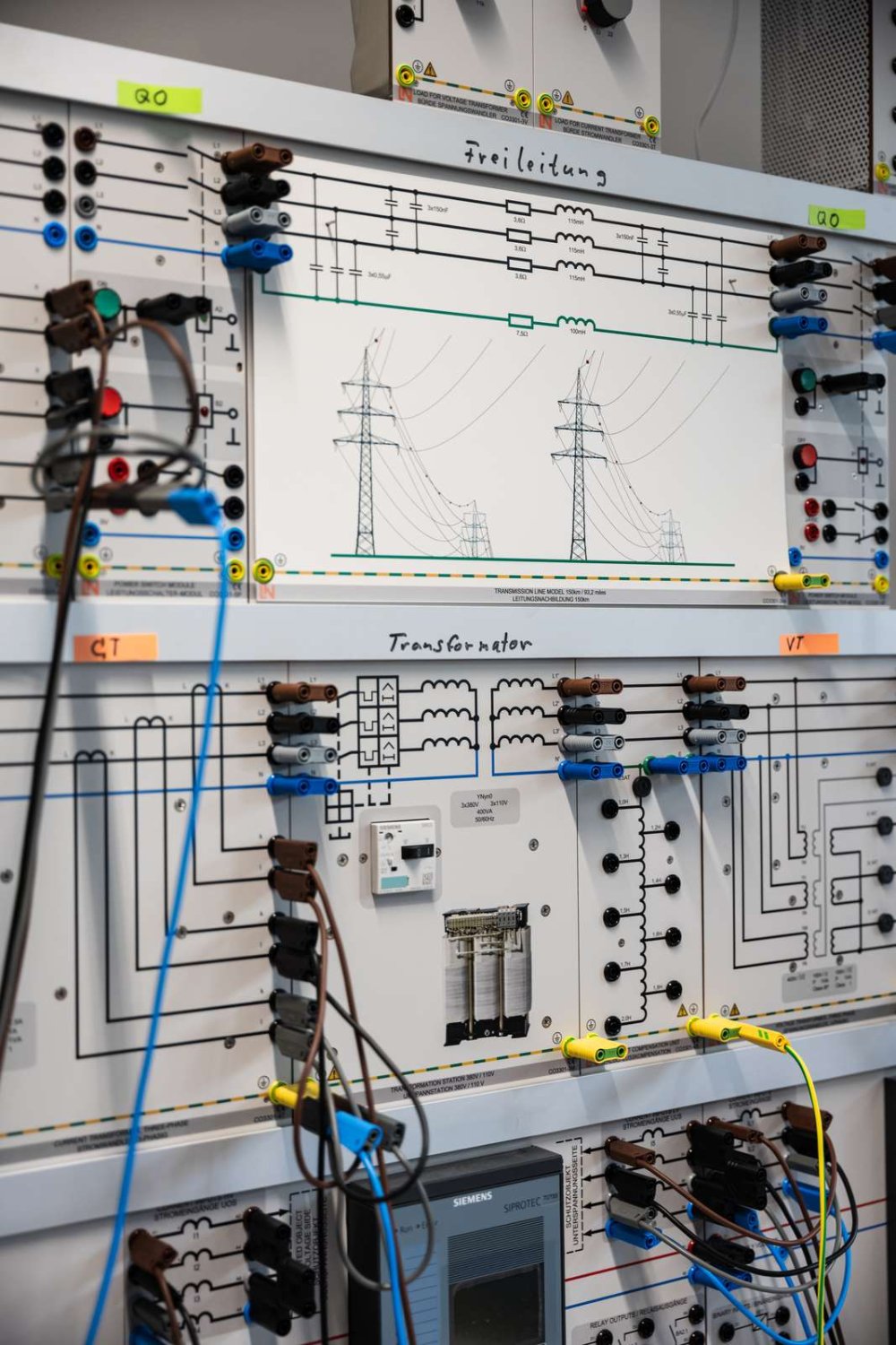 Elektrische Schaltwand mit Grafik einer Hochspannungsanlage.