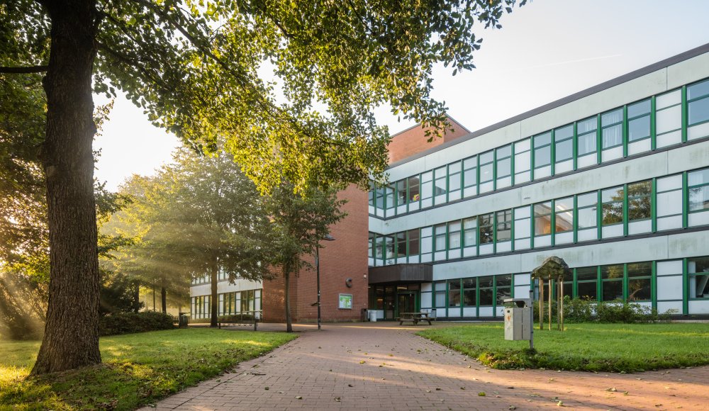 Das C-Gebäude der Flensburger Hochschule im Morgenlicht.