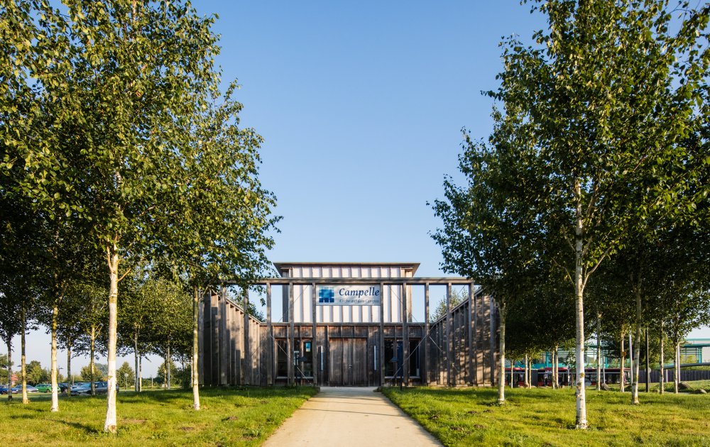 Die Campelle auf dem Flensburger Campus, davor eine Birkenallee.