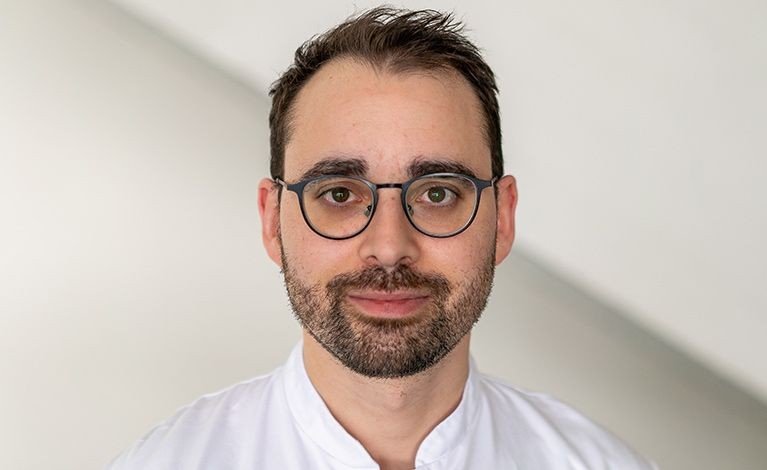 PD Dr. med. Miguel Gonçalves vom Universitätsklinikum Würzburg erklärt im Projekt OBELISK die klinische Herausforderung: Tumorgewebe sichtbar machen, Grenzen besser einschätzen und gesundes Gewebe schonen.