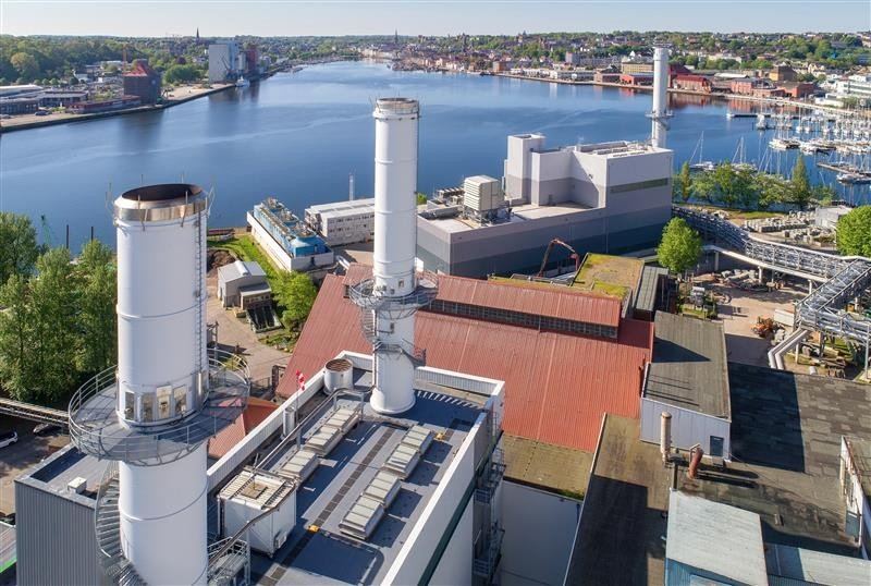 Blick auf das Kraftwerksgelände der Stadtwerke Flensburg an der Förde. Die Wärmeversorgung der Stadt steht in den kommenden Jahren vor einem grundlegenden Umbau
