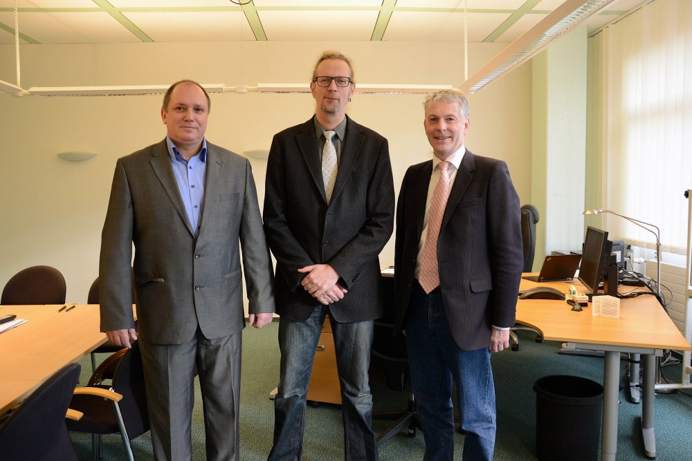 FH-Präsident Prof. Dr.-Ing. Holger Watter (rechts) begrüßt die neuen Kollegen Prof. Dr.-Ing. Torsten Steffen (Mitte) und Prof. Dr.-Ing. Nils Werner.
