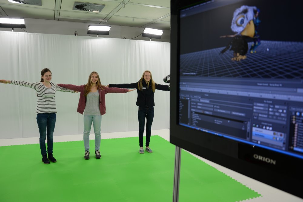 Drei Schülerinnen beim Girls' Day im MotionCapture-Studio der FH Flensburg