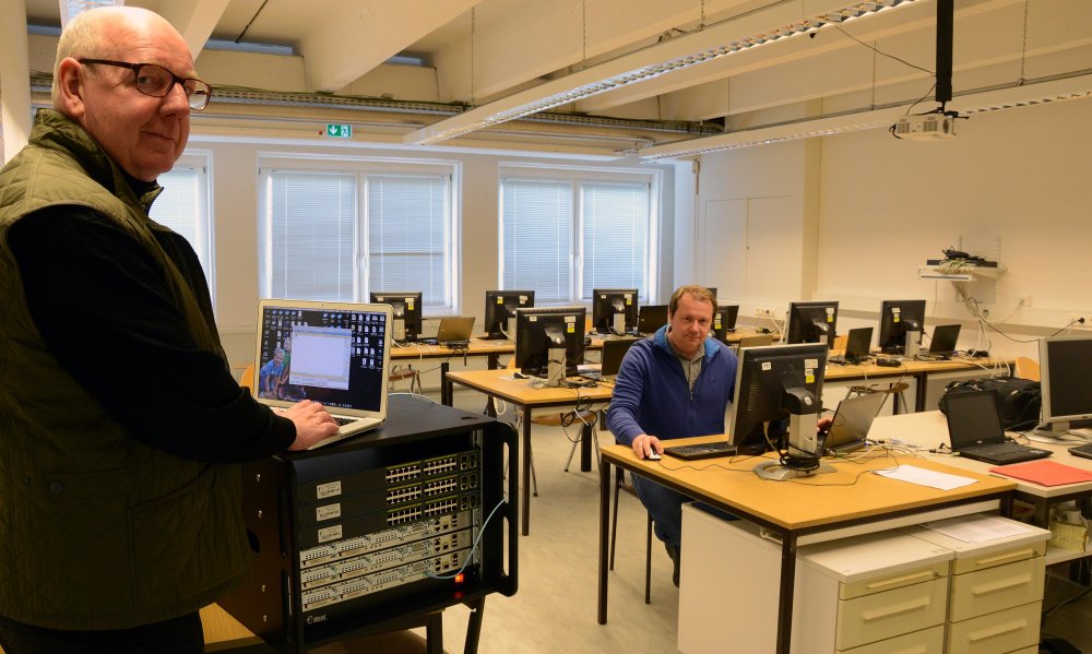 Jochen Stamp (links) zeigt Henryk Richter das neu ausgestattete Cisco-Labor. 