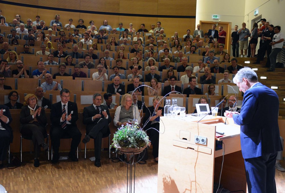 Hochschul-Präsident Prof. Dr. Holger Watter begrüßte mehr als 500 Gäste zum Festakt im Audimax. 