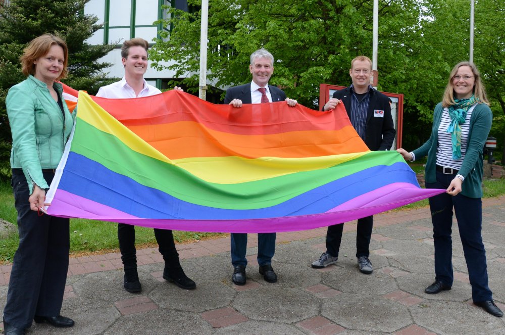 Gemeinsam gegen Diskriminierung: (v.l.) Verena Balve, Gleichstellungsbeauftragte der Stadt, Gordon Buchleither vom AStA-Vorstand, Hochschulpräsident Prof. Dr. Holger Watter, Andreas Witolla, Landesvorstand des Lesben und Schwulenverbands in Deutschland, und Alice Jurascheck, Gleichstellungsbeauftragte der Hochschule. Foto: Gatermann