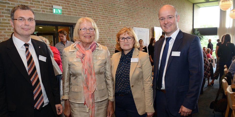 Vizepräsident Prof. Dr. Thomas Severin und Prof. Dr. Bosco Lehr finden Unterstützung bei Demantec durch Flensburgs Stadtpräsidentin Swetlana Krätzschmar.Die Hochschulratsvorsitzende Cathy Kietzer kam als Gast zur Auftaktveranstaltung