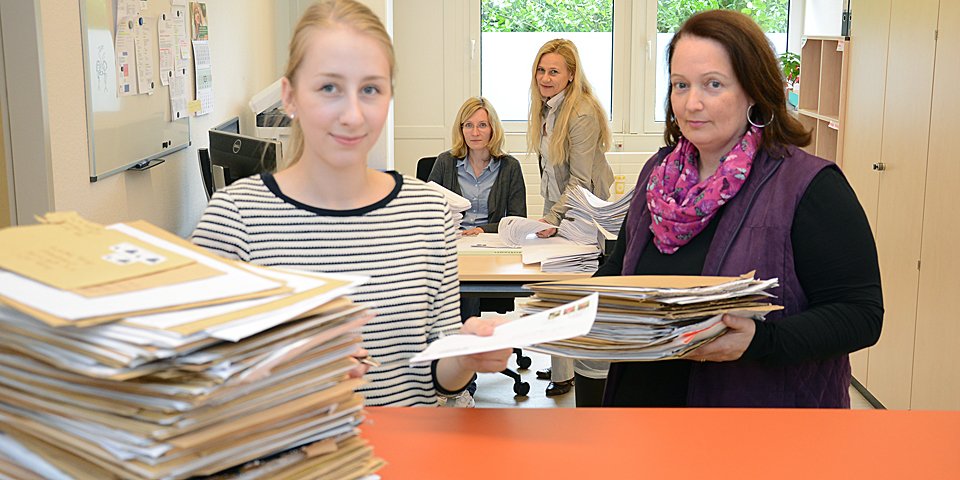 Haben derzeit alle Hände voll mit der Bearbeitung der mehr als 3.000 Bewerbungen zu tun:  Gesa Matthiesen und Susanne Kitzig nehmen die Post entgegen, Heidi Deubach und Sylvia Rußbüldt, Leiterin des Studierendenservices, geben die Daten ins System ein. 