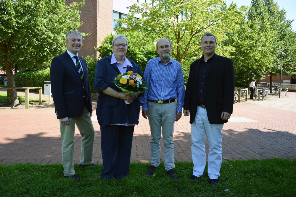 Sabine Christiansen bleibt bis 2023 Kanzlerin der Hochschule Flensburg: Präsident Prof. Dr. Holger Watter, der Senatsvorsitzende Prof. Dr. Wolfgang Riggert und der Vizepräsident Prof. Dr. Thomas Severin (von links) gratulieren. Foto: Gatermann