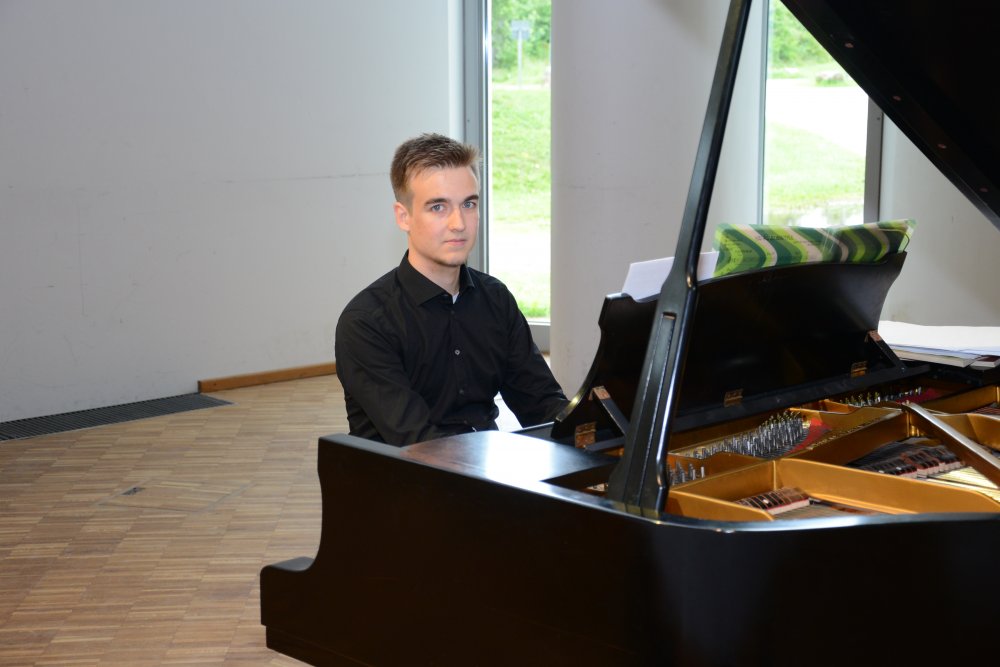 Alexander Lippke, Student der RET, sorgte am Konzertflügel für den guten Ton