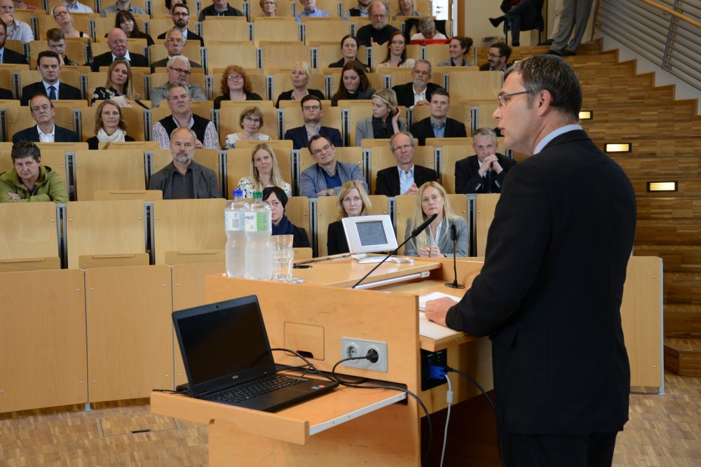 Vizepräsident Prof. Dr. Thomas Severin begrüßte alle Gäste im Audimax