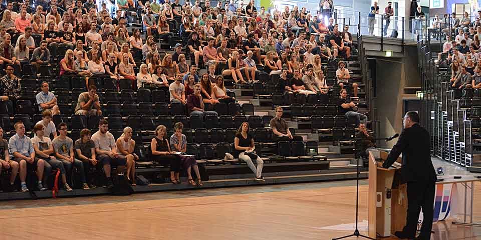 Semesterbegrüßung mit bekanntem Bild aus Hörsälen: Vordere Reihe leer, in den hinteren Reihen drängen sich die Studierenden.